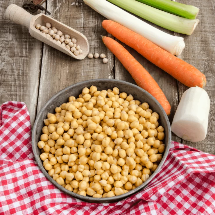 Algunos ingredientes del potaje de setas Gabemar Garbanzos, zanahoria y puerro