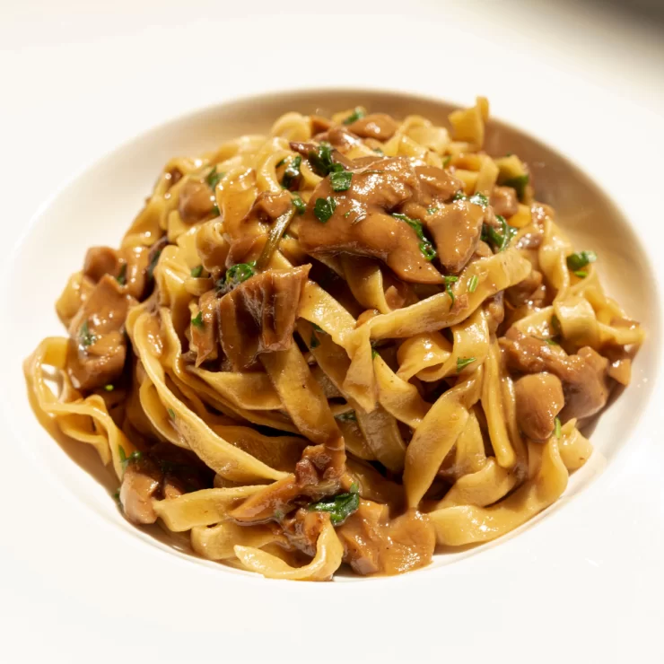 Pasta con salsa de níscalos en conserva