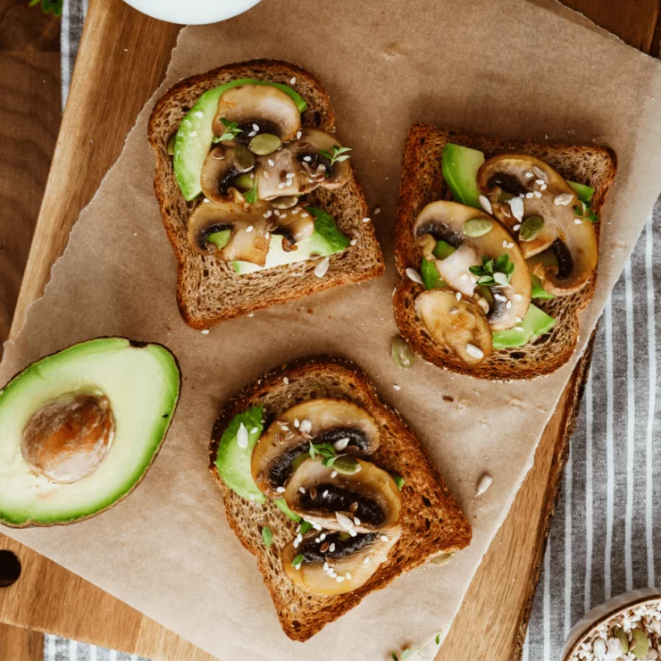 Tostadas de aguacate y setas